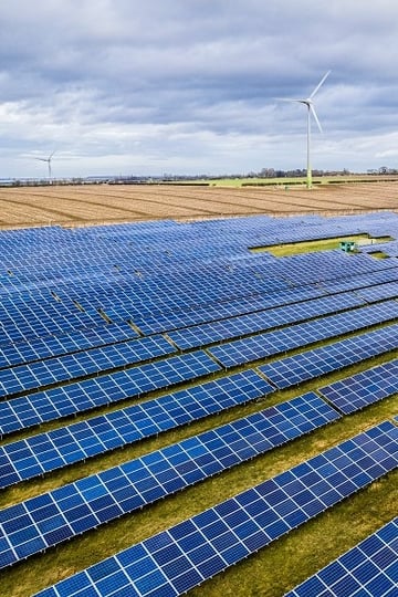 solar farm und wind turbine_hoch